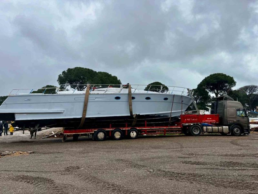 Antalya’da Hortumun Vurduğu Tekneler Vinçlerle Kurtarılıyor