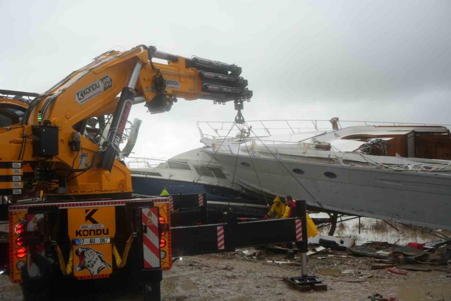 Antalya’da Hortumun Vurduğu Tekneler Vinçlerle Kurtarılıyor