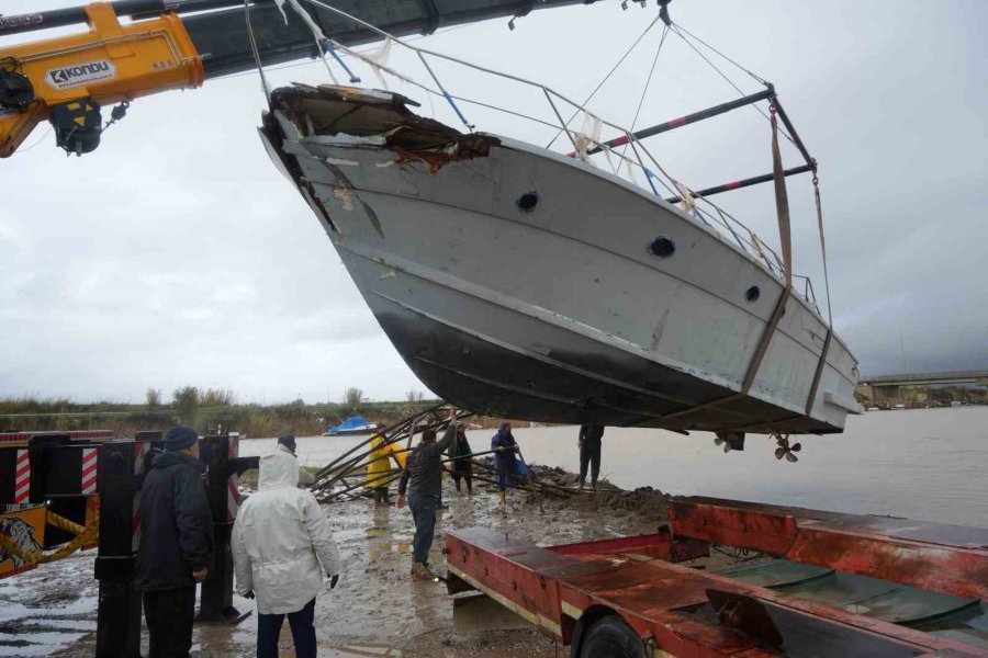 Antalya’da Hortumun Vurduğu Tekneler Vinçlerle Kurtarılıyor
