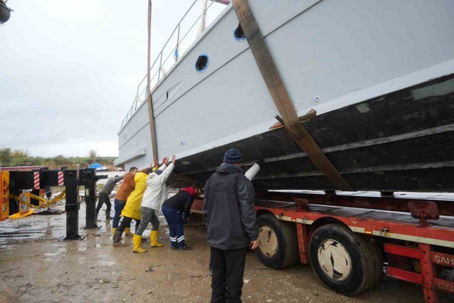Antalya’da Hortumun Vurduğu Tekneler Vinçlerle Kurtarılıyor