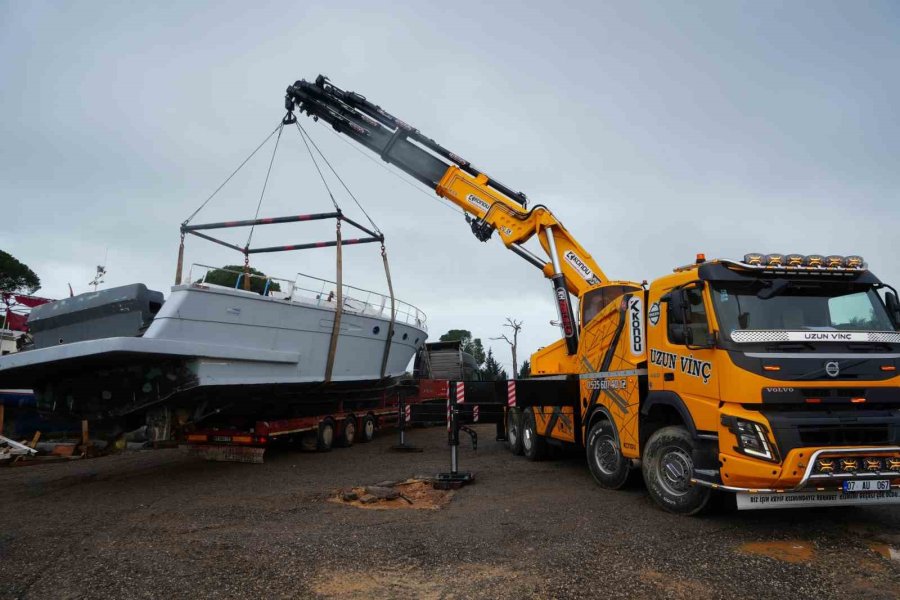 Antalya’da Hortumun Vurduğu Tekneler Vinçlerle Kurtarılıyor