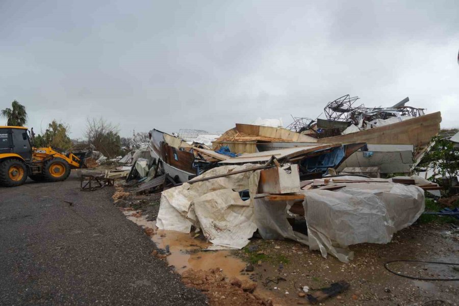Antalya’da Hortumun Vurduğu Tekneler Vinçlerle Kurtarılıyor