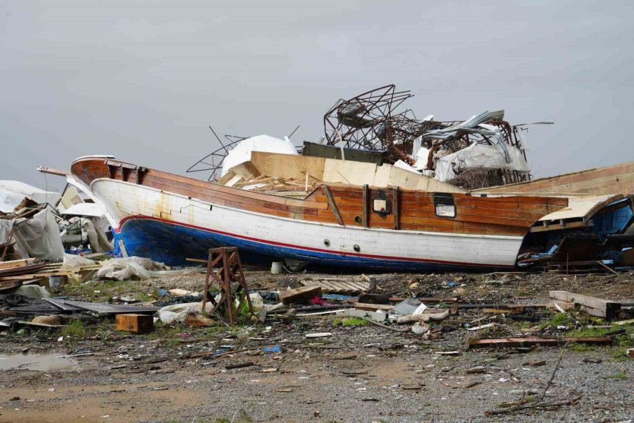 Antalya’da Hortumun Vurduğu Tekneler Vinçlerle Kurtarılıyor