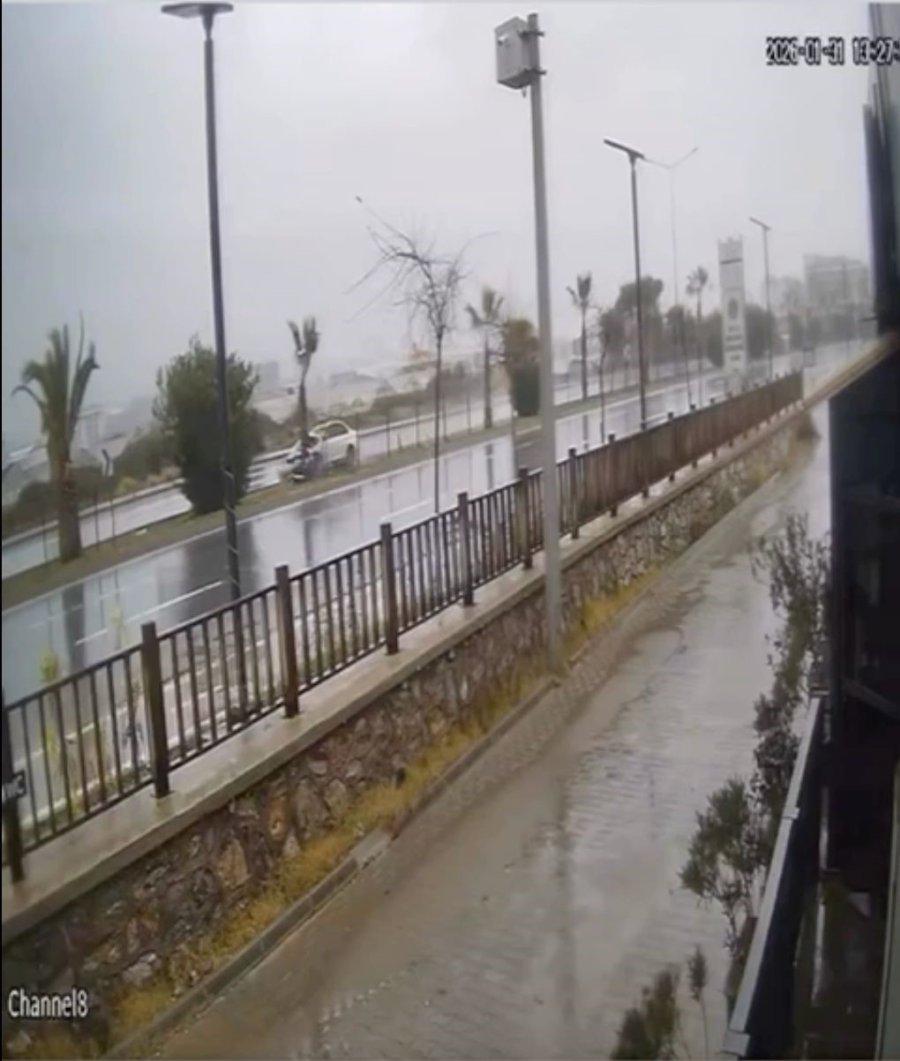 Kontrolden Çıkan Otomobil Refüjdeki Ağaca Çarpıp Takla Attı