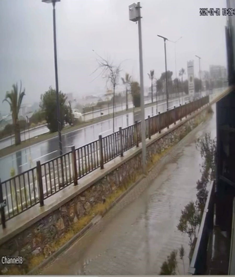 Kontrolden Çıkan Otomobil Refüjdeki Ağaca Çarpıp Takla Attı