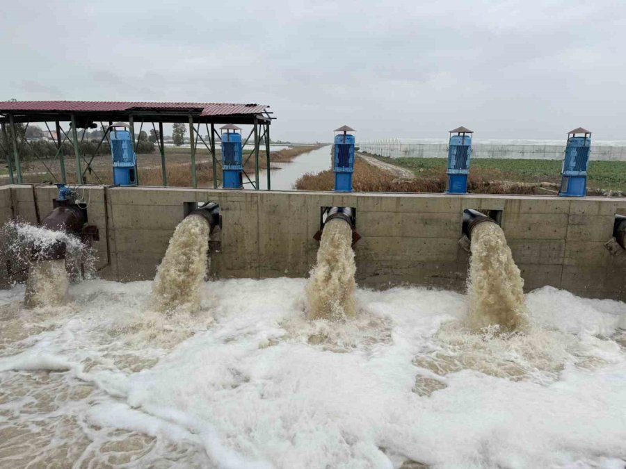 Binlerce Dönüm Arazi Selden Kurtuldu, Su Pompaları Yağmur Suyunu Böyle Boşalttı