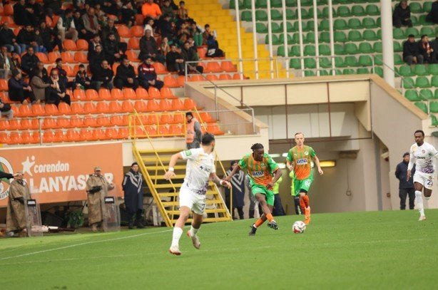 Trendyol Süper Lig: Corendon Alanyaspor: 1 - Eyüpspor: 0 (ilk Yarı)