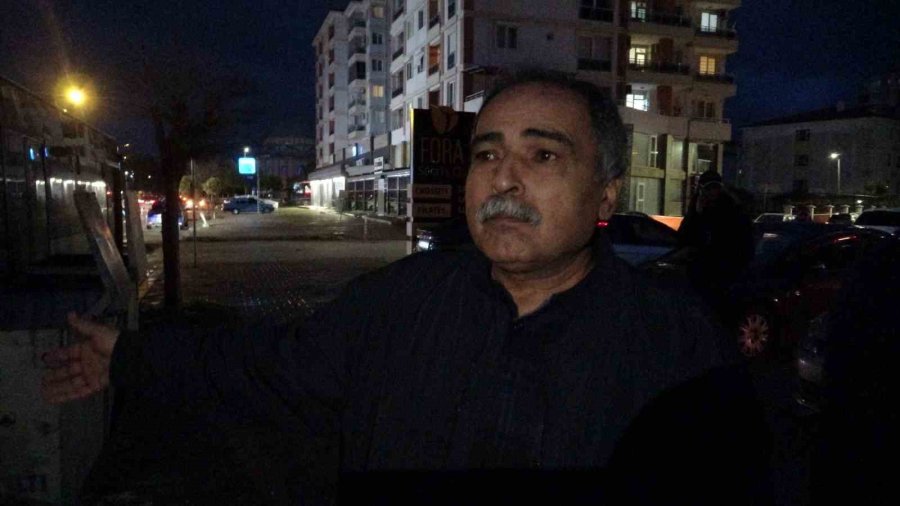 Lüks Otomobil Park Halindeki Otobüse Çarptı