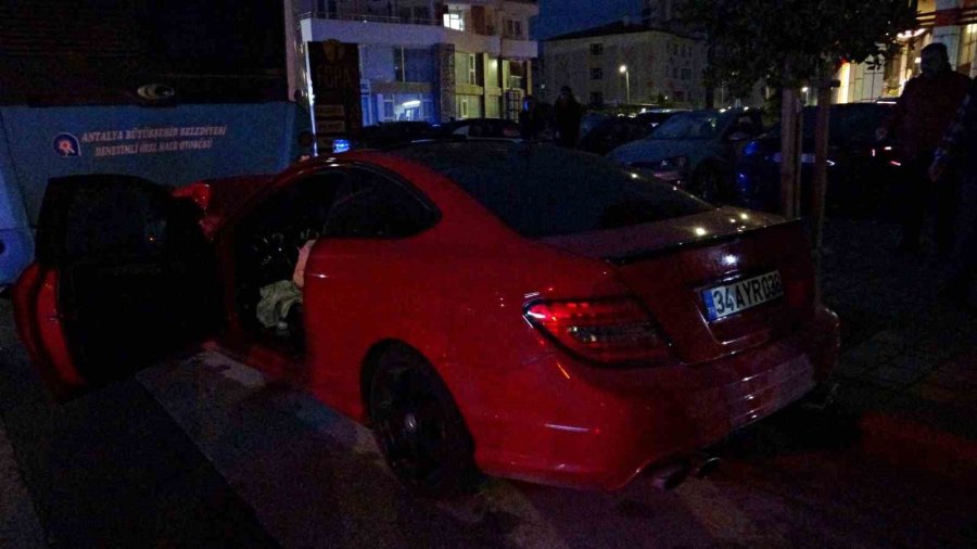 Lüks Otomobil Park Halindeki Otobüse Çarptı