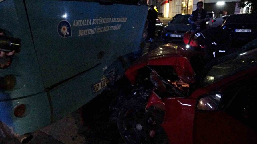 Lüks Otomobil Park Halindeki Otobüse Çarptı