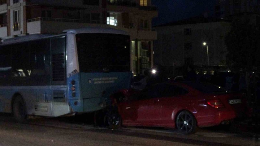 Lüks Otomobil Park Halindeki Otobüse Çarptı