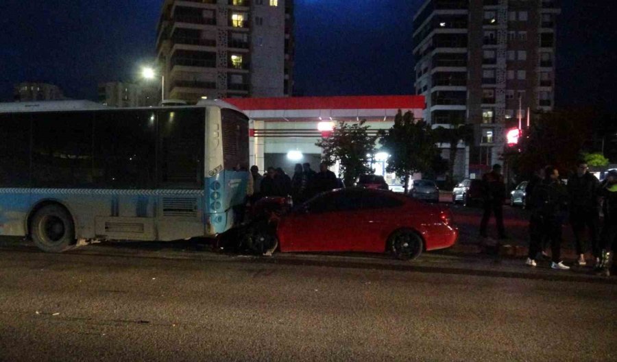 Lüks Otomobil Park Halindeki Otobüse Çarptı