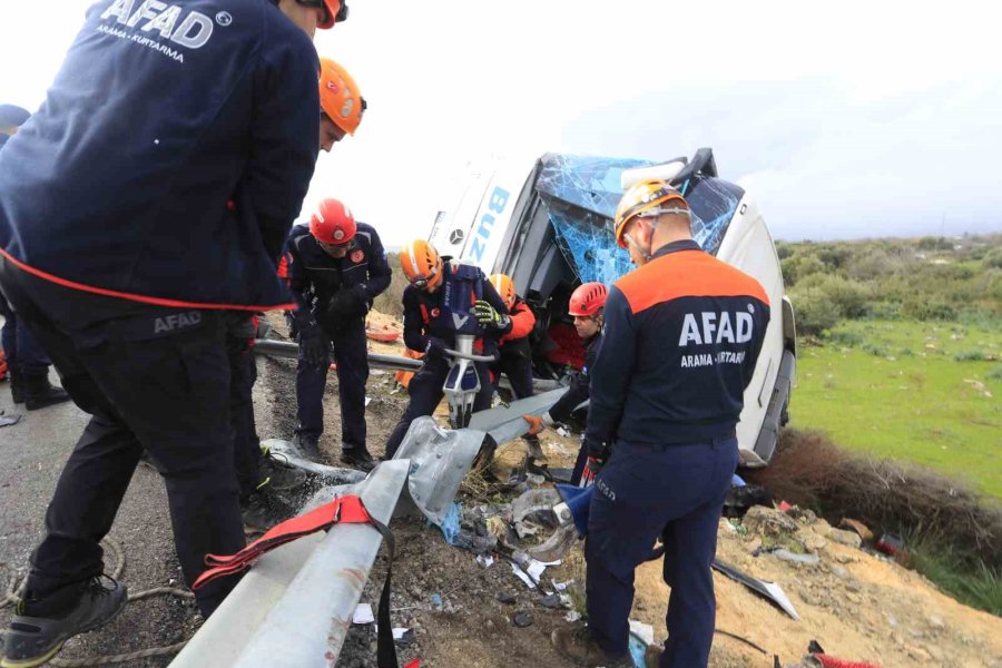Kazada Yaralanan Yolcu O Anları Anlattı: "önce Yan Yatıp Süründük, Sonra Bariyer Saplandı"