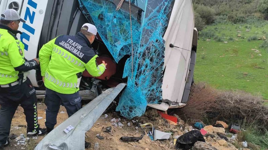 Antalya’da Trafik Kazası: Ölü Ve Yaralılar Var