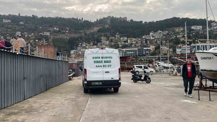 Alanya’da Denizde Erkek Cesedi Bulundu
