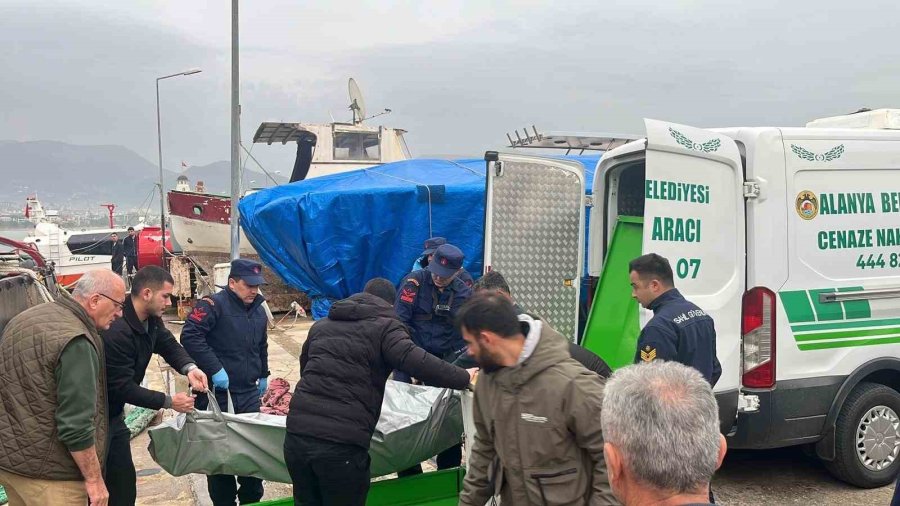 Alanya’da Denizde Erkek Cesedi Bulundu