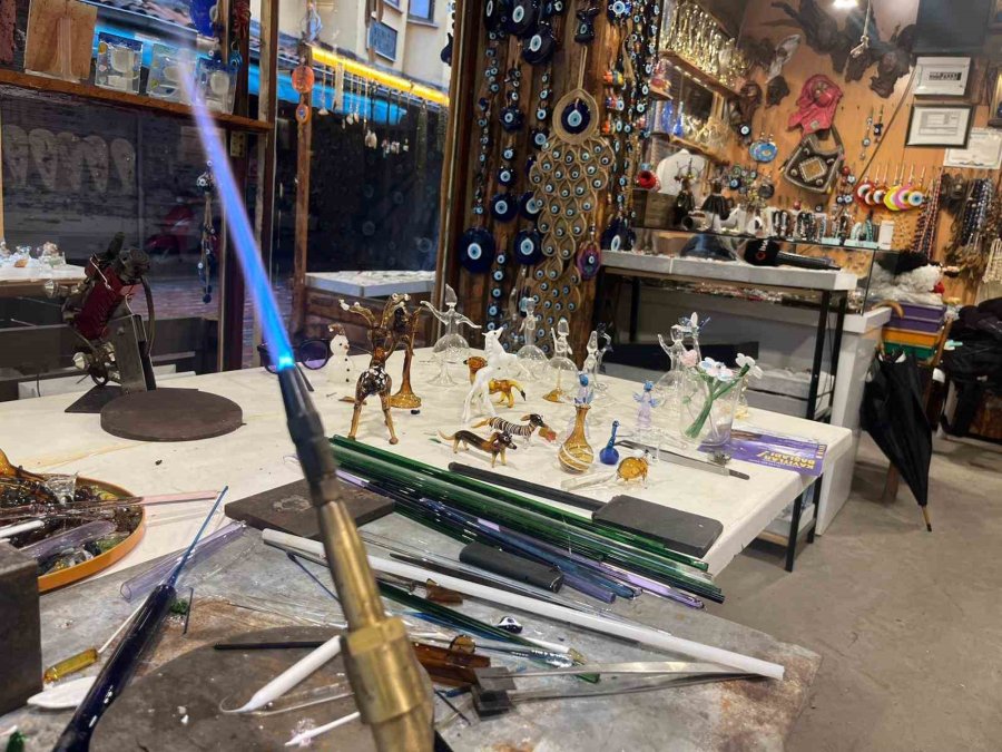 25 Yıldır Camlara Üfleyerek Şekil Veriyor