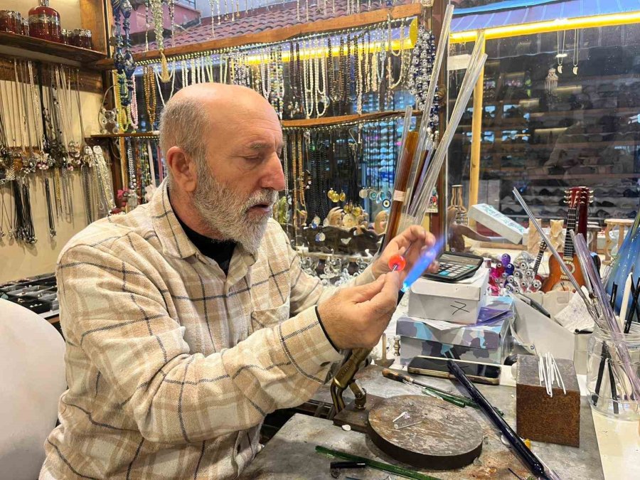 25 Yıldır Camlara Üfleyerek Şekil Veriyor