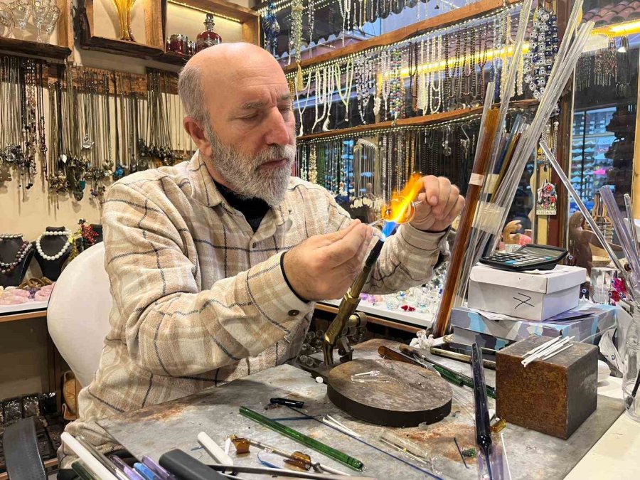 25 Yıldır Camlara Üfleyerek Şekil Veriyor