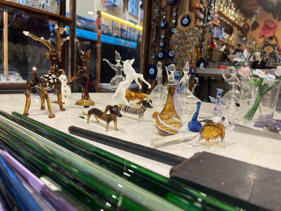 25 Yıldır Camlara Üfleyerek Şekil Veriyor