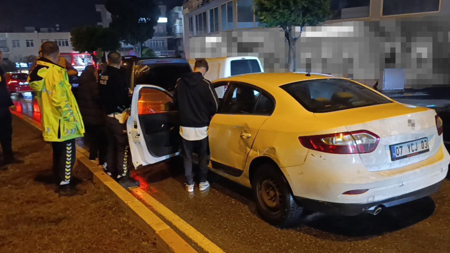 Ehliyetsiz Sürücü Kırmızı Işıkta Bekleyen Araca Çarptı