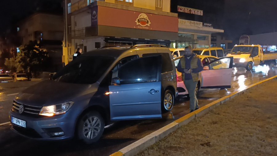 Ehliyetsiz Sürücü Kırmızı Işıkta Bekleyen Araca Çarptı