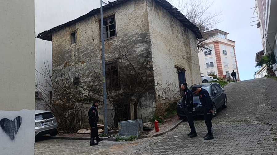 İtfaiyeye Park Engeli: İtfaiye Erleri Yangına Tüplerle Koşarak Müdahale Etti