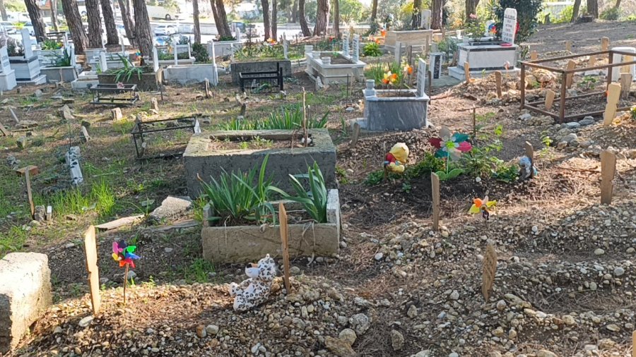 Çiçeklerden Çok Oyuncaklarla Bezenen Mezarlıkta Duygulandıran Görüntüler