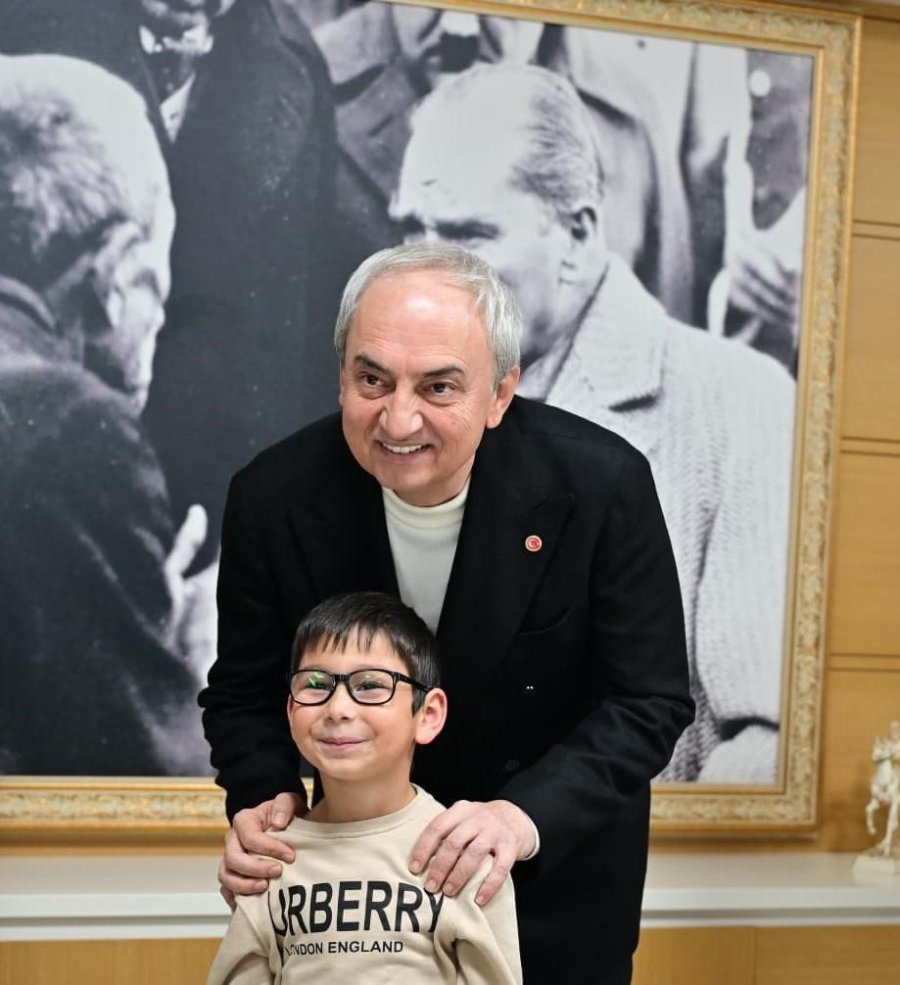 Başkan Kocagöz, Görme Sorunu Olan Öğrencilere Gözlüklerini Teslim Etti