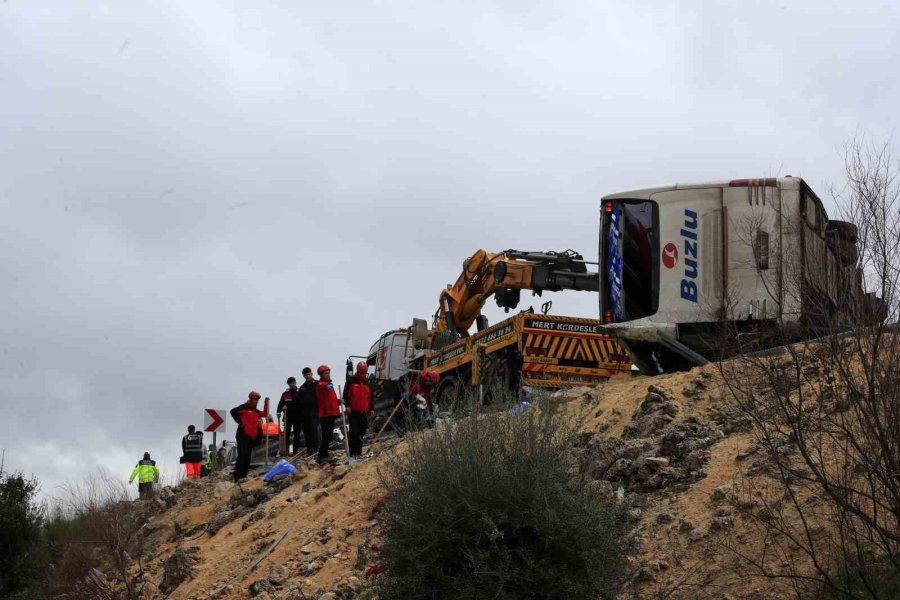 Kazada Yaralanan Yolcu O Anları Anlattı: "önce Yan Yatıp Süründük, Sonra Bariyer Saplandı"