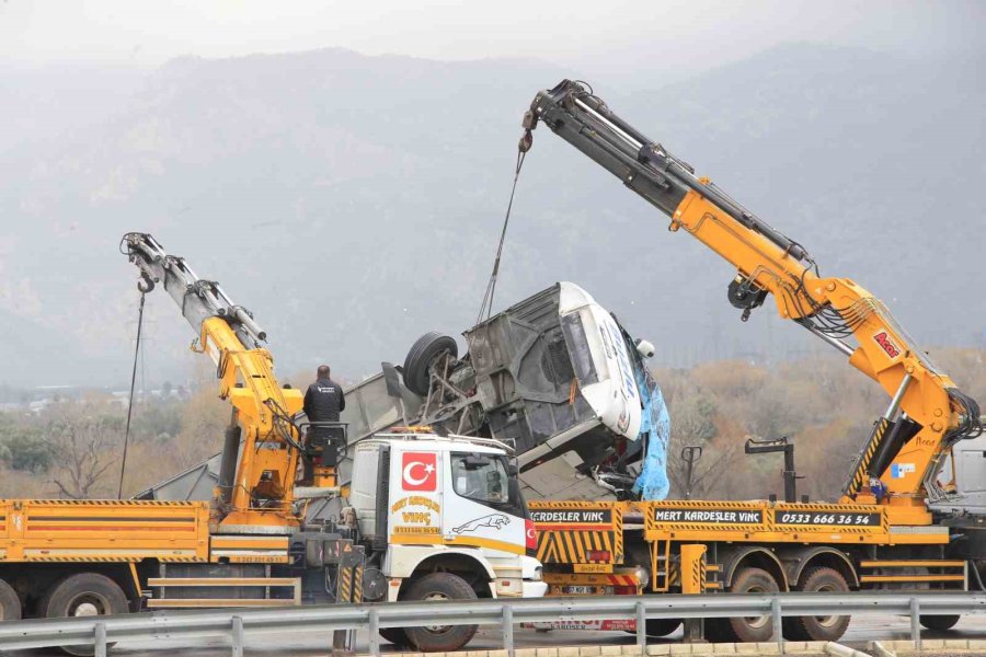 Kazada Yaralanan Yolcu O Anları Anlattı: "önce Yan Yatıp Süründük, Sonra Bariyer Saplandı"