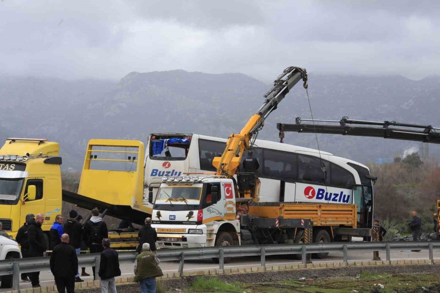Kazada Yaralanan Yolcu O Anları Anlattı: "önce Yan Yatıp Süründük, Sonra Bariyer Saplandı"