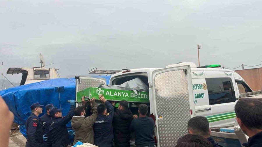 Alanya’da Denizde Erkek Cesedi Bulundu