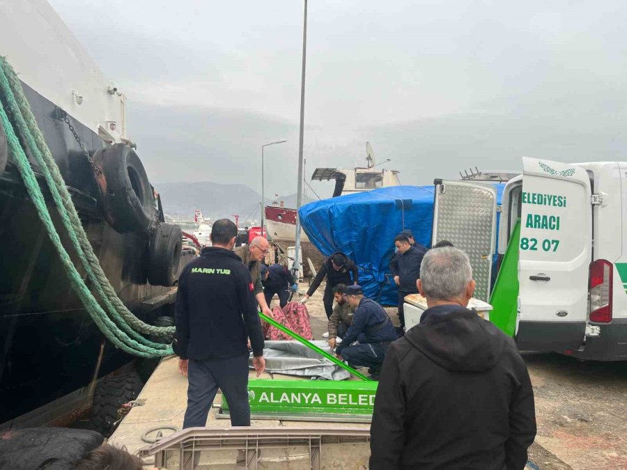 Alanya’da Denizde Erkek Cesedi Bulundu