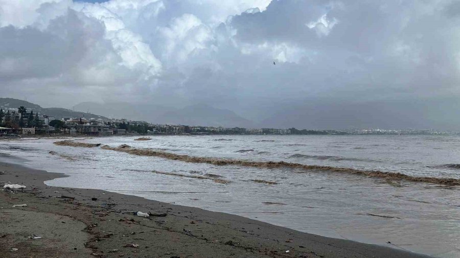 Alanya’da Toz Taşınımı Ve Sağanak Yağış Denizin Rengini Değiştirdi