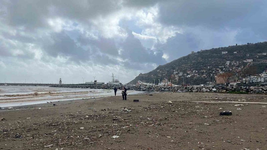 Alanya’da Toz Taşınımı Ve Sağanak Yağış Denizin Rengini Değiştirdi