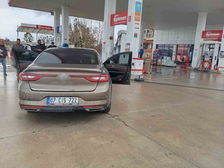 Otomobil Akaryakıt İstasyonuna Daldı, Facianın Eşiğinden Dönüldü