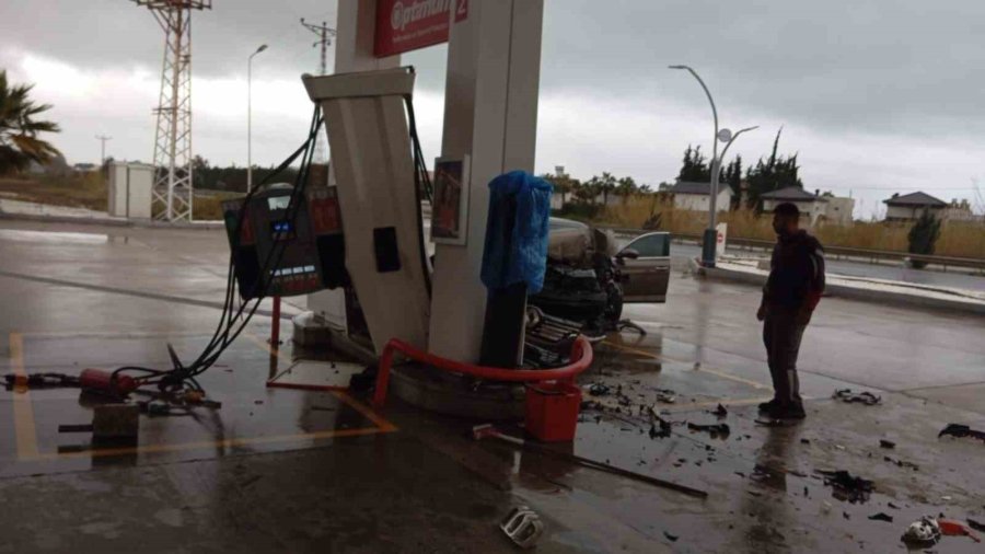 Otomobil Akaryakıt İstasyonuna Daldı, Facianın Eşiğinden Dönüldü