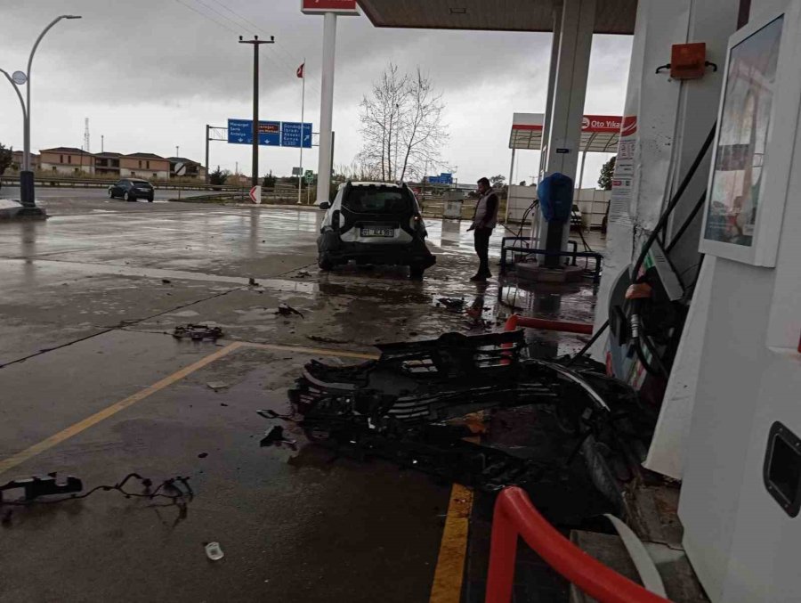 Otomobil Akaryakıt İstasyonuna Daldı, Facianın Eşiğinden Dönüldü