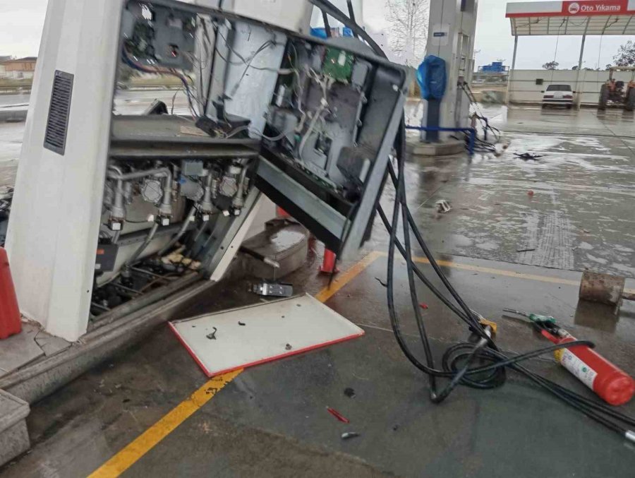 Otomobil Akaryakıt İstasyonuna Daldı, Facianın Eşiğinden Dönüldü