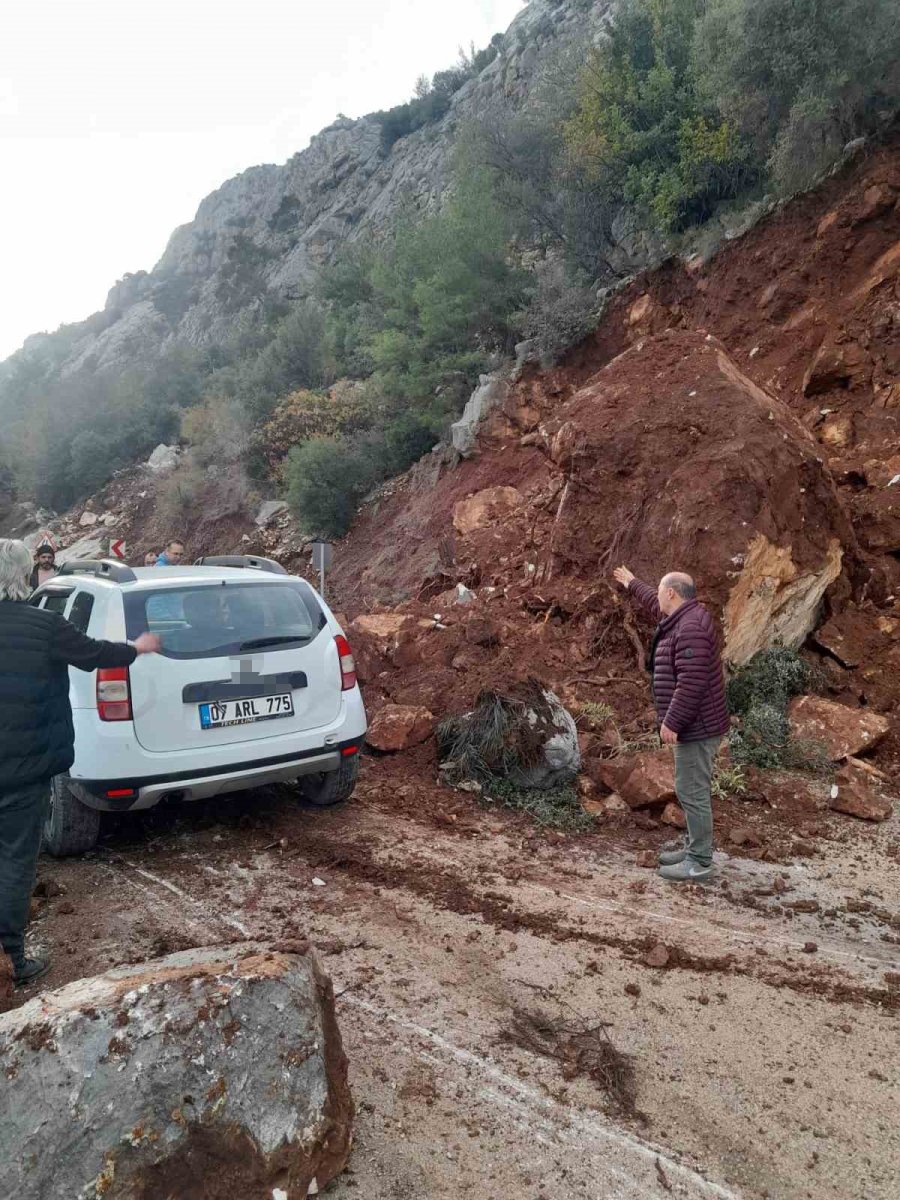 Yola Düşen Kayaları İple Araca Bağlayıp Çektiler