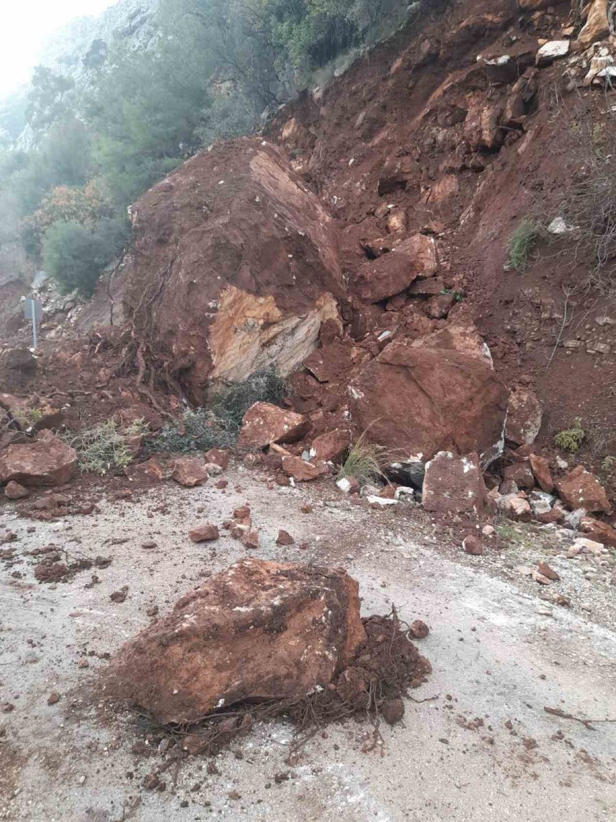 Yola Düşen Kayaları İple Araca Bağlayıp Çektiler