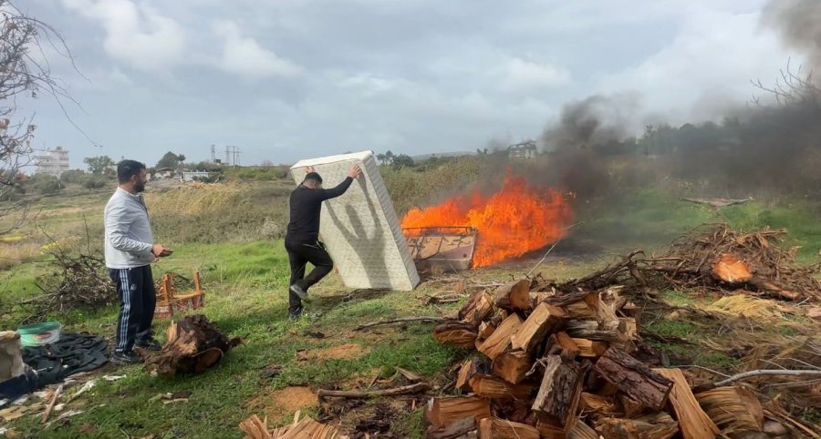 Eşyaları Temiz Kullanmayan Personele Sinirlendi, Lojmandaki Bütün Eşyaları Çıkartıp Yaktı