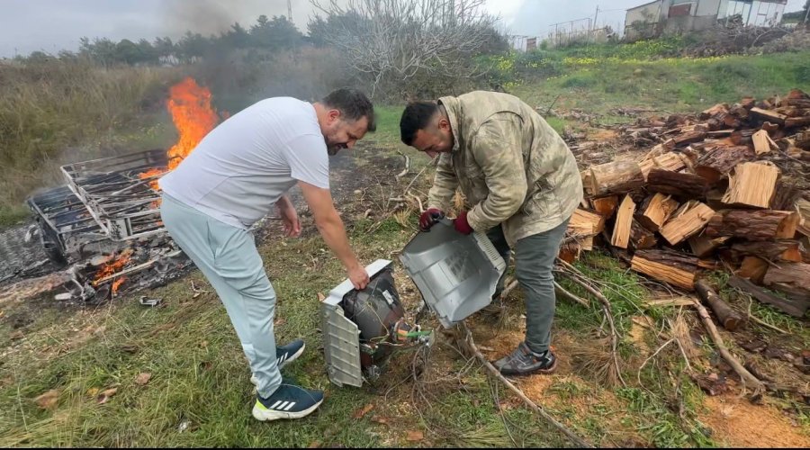 Eşyaları Temiz Kullanmayan Personele Sinirlendi, Lojmandaki Bütün Eşyaları Çıkartıp Yaktı