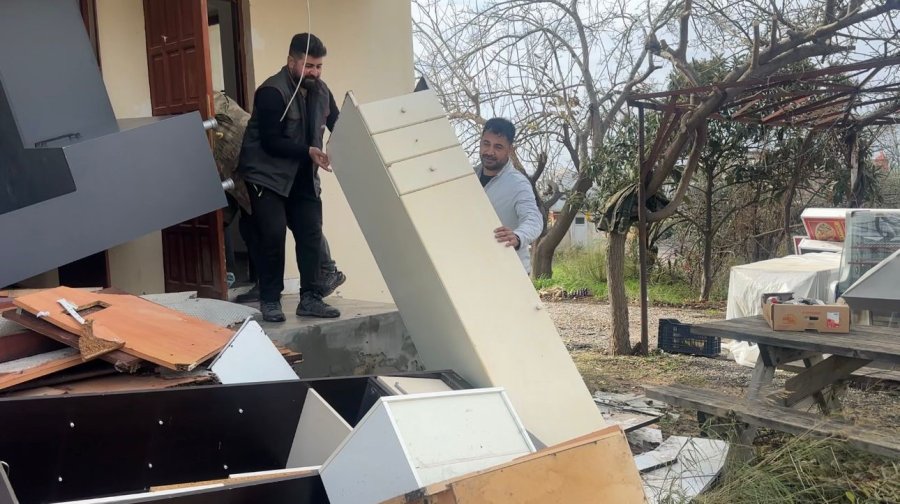Eşyaları Temiz Kullanmayan Personele Sinirlendi, Lojmandaki Bütün Eşyaları Çıkartıp Yaktı