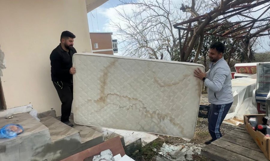 Eşyaları Temiz Kullanmayan Personele Sinirlendi, Lojmandaki Bütün Eşyaları Çıkartıp Yaktı