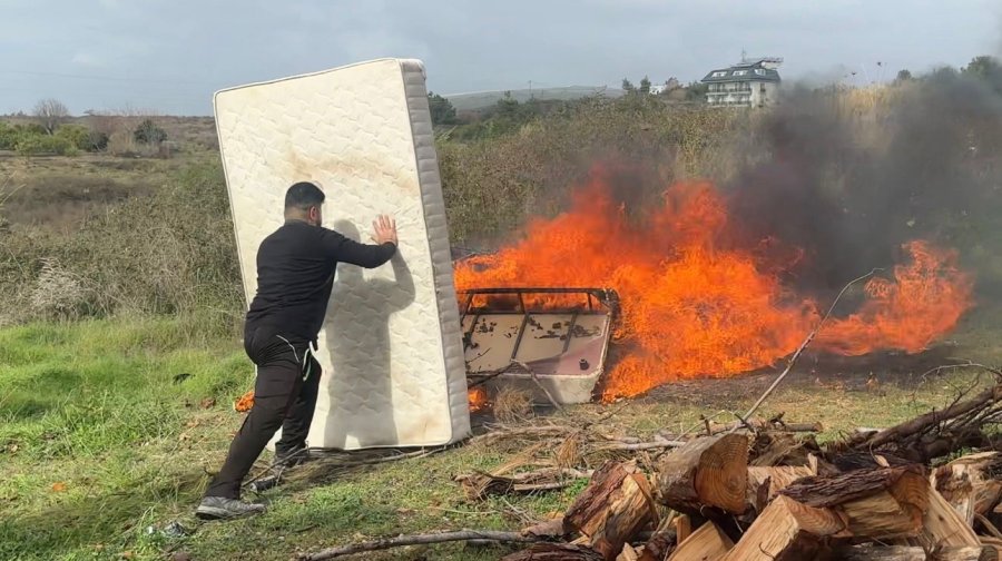 Eşyaları Temiz Kullanmayan Personele Sinirlendi, Lojmandaki Bütün Eşyaları Çıkartıp Yaktı