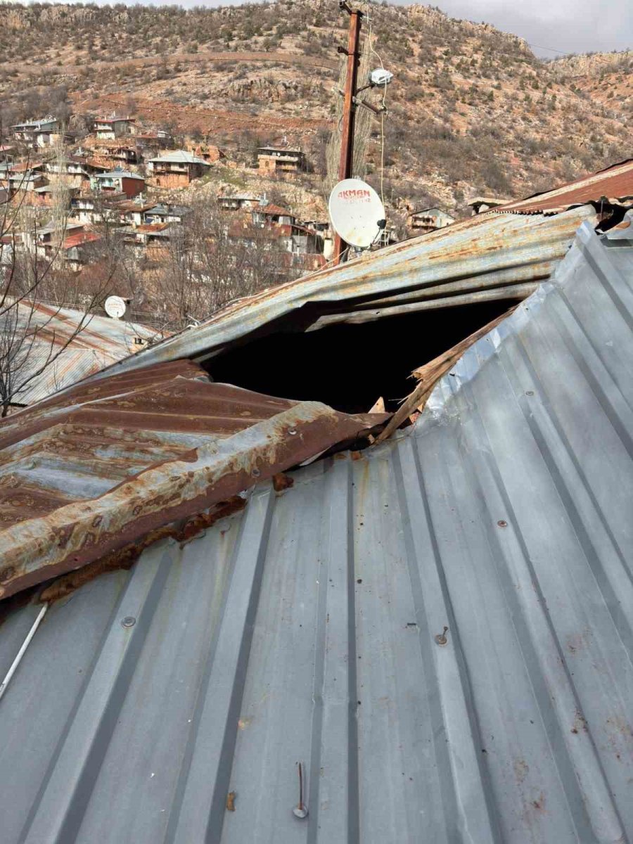 Konya’da Dağdan Kopan Kaya Parçası Evin Damına Düştü