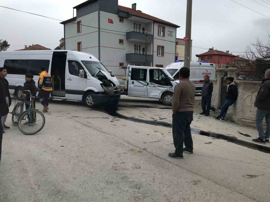 Konya’da Okul Servisi Belediye Aracı İle Çarpıştı: 5 Yaralı