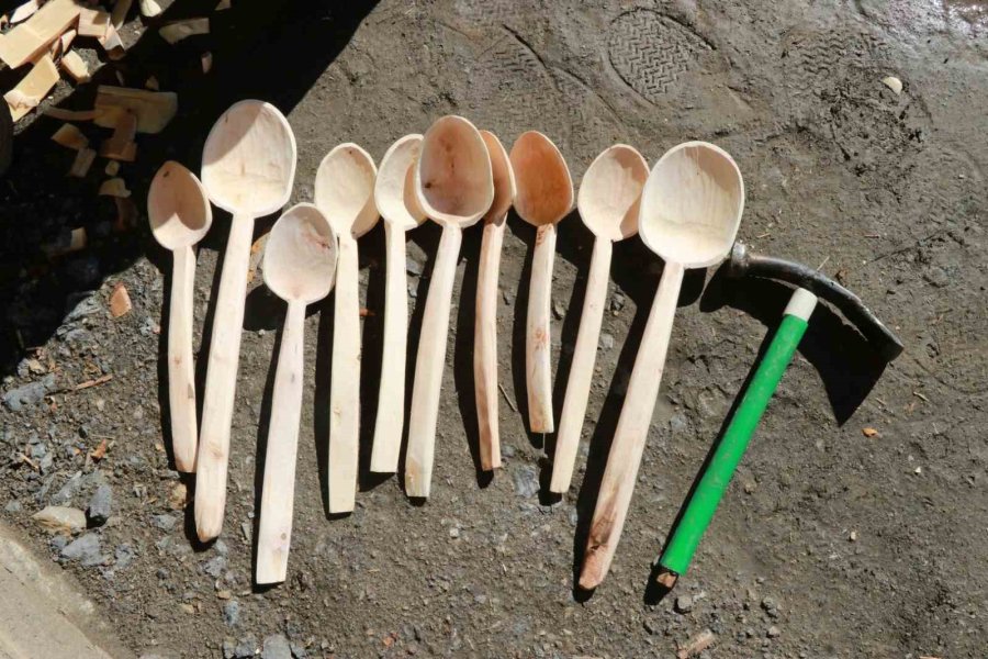 Babasından Öğrendiği Tahta Kaşıkçılığı Yaşatıyor